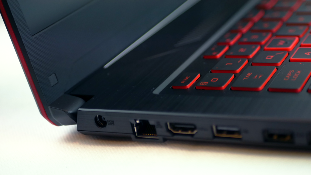 ASUS TUF Gaming FX705GE_portok