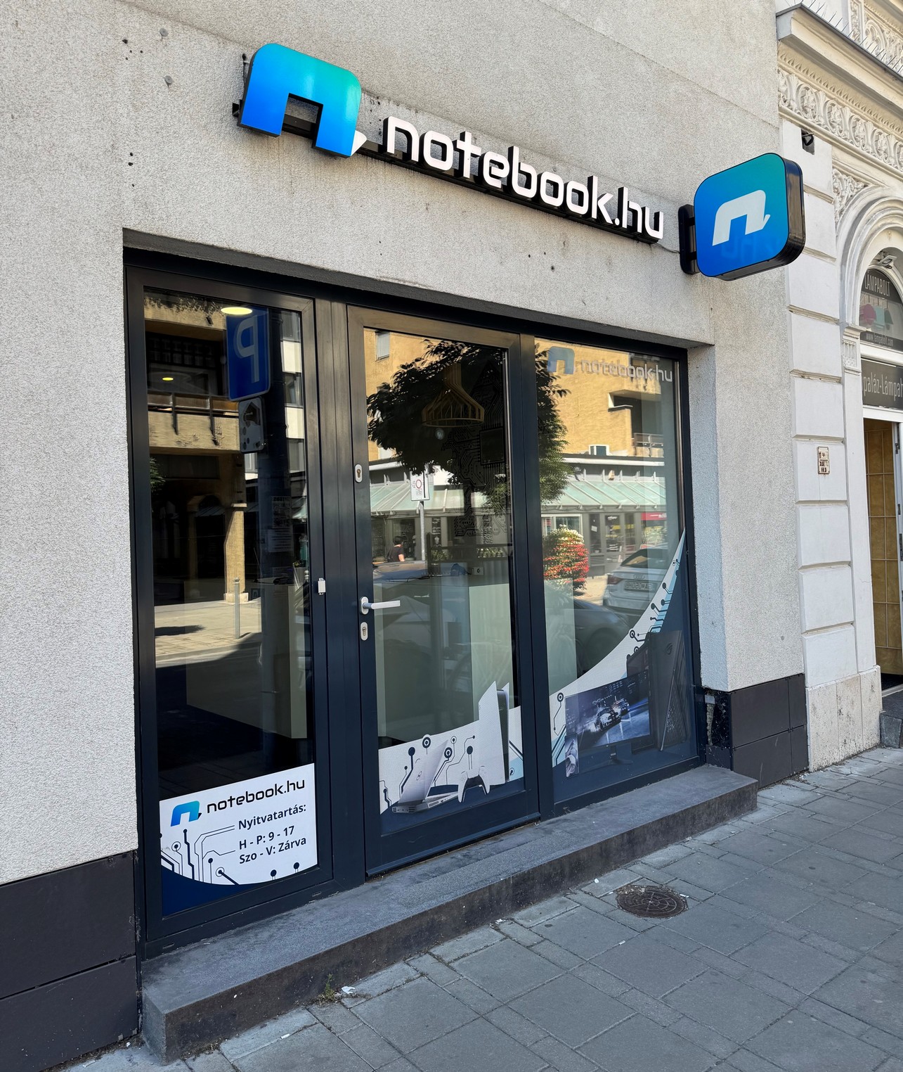Notebook.hu Győr üzlet bejárata vagy belső tere